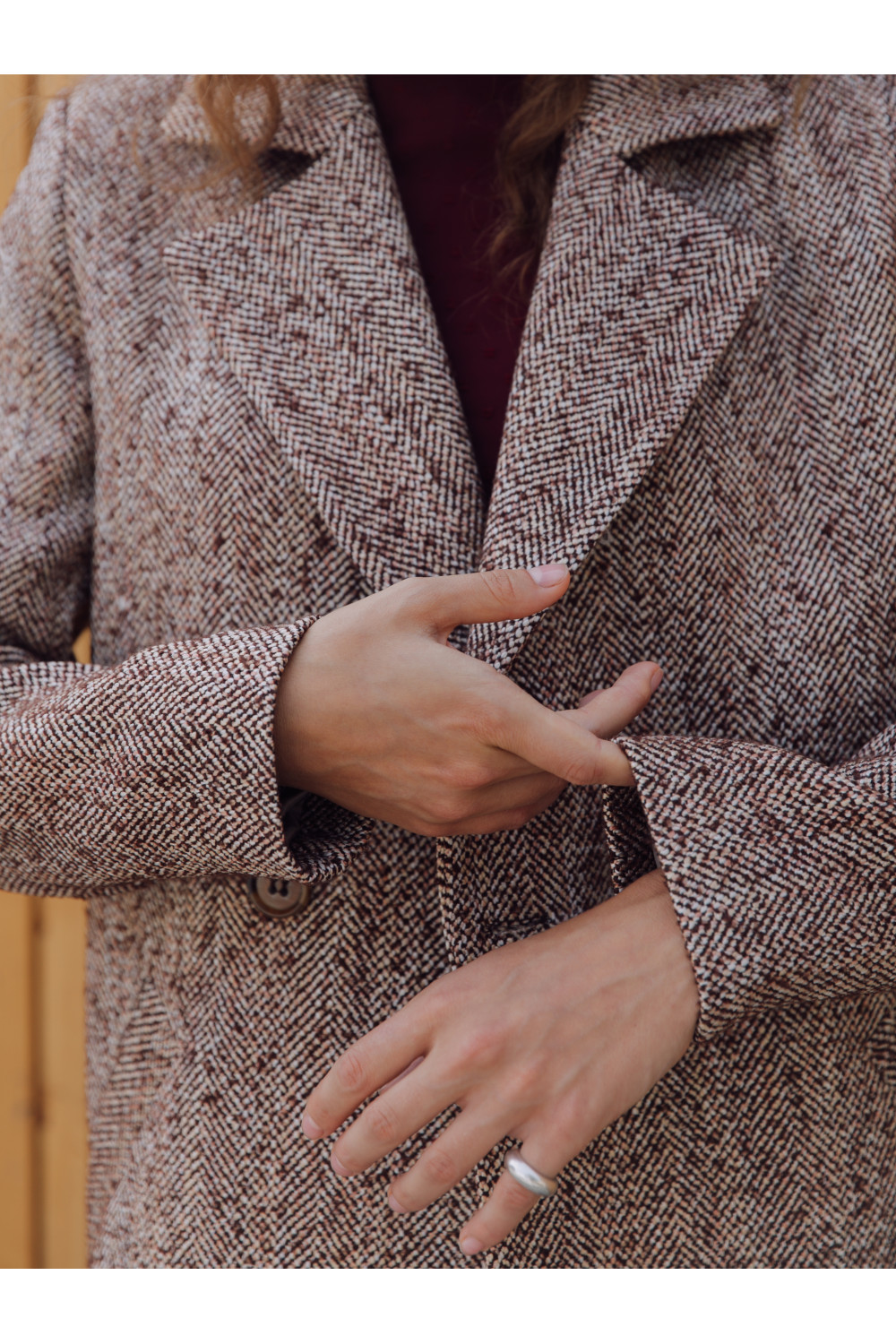 Двубортное облегченное  пальто прямого силуэта на пуговицах AS070Kt/коричневый