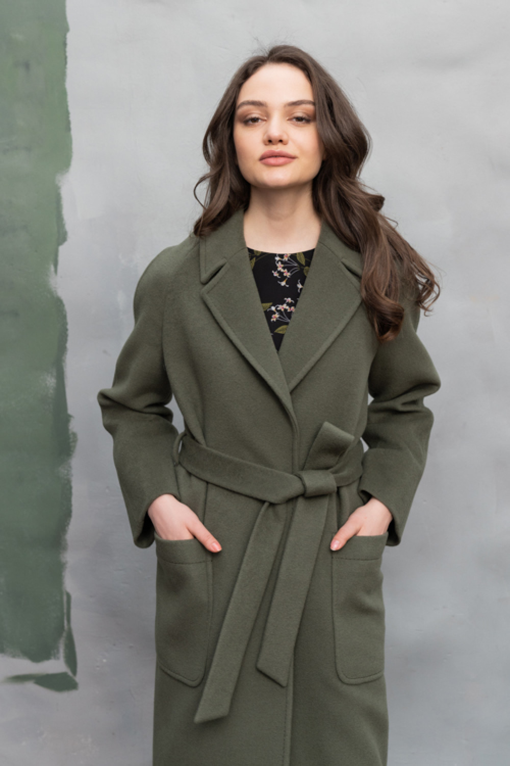 Длинное пальто-халат с накладными карманами AS063m/темно-оливковый