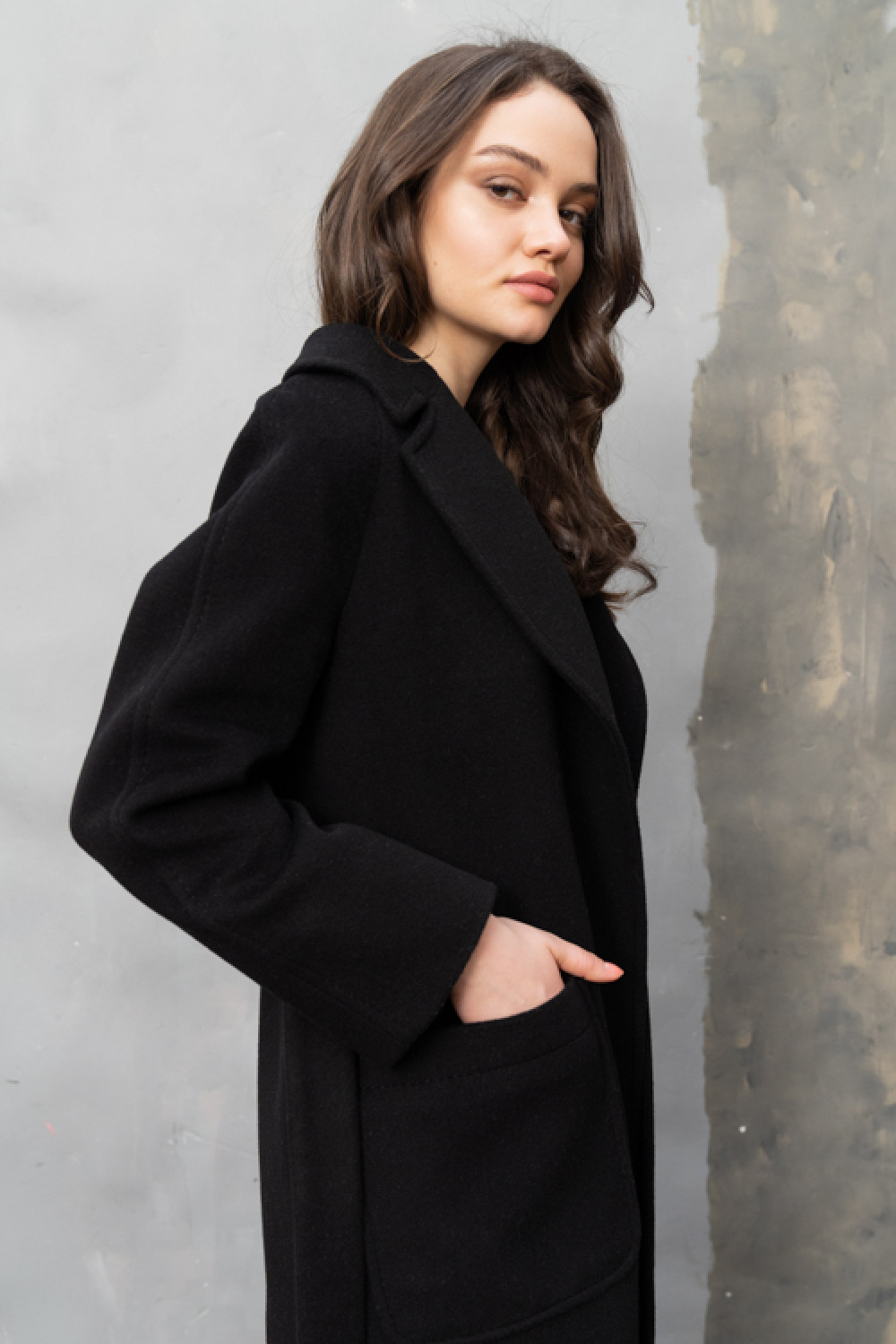 Длинное пальто-халат с накладными карманами AS063m/черный