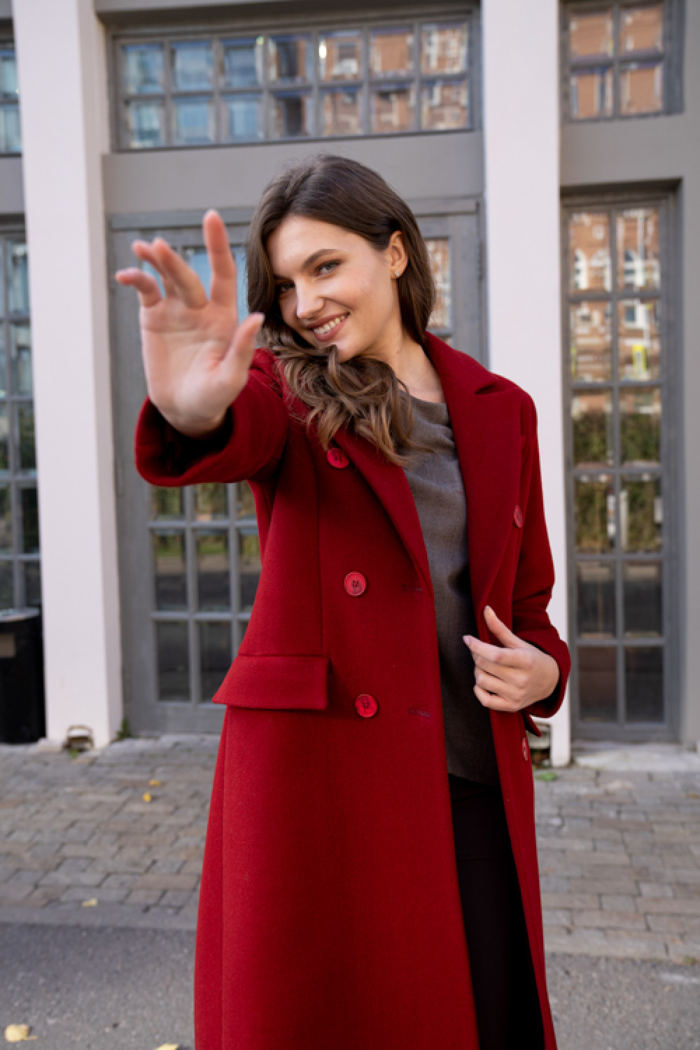 Длинное женское приталенное пальто AS091m/красный